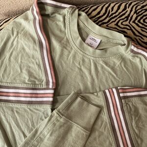 UO Urban Outfitters S Long Sleeve Green tee ribbed shoulder arm detail EUC
